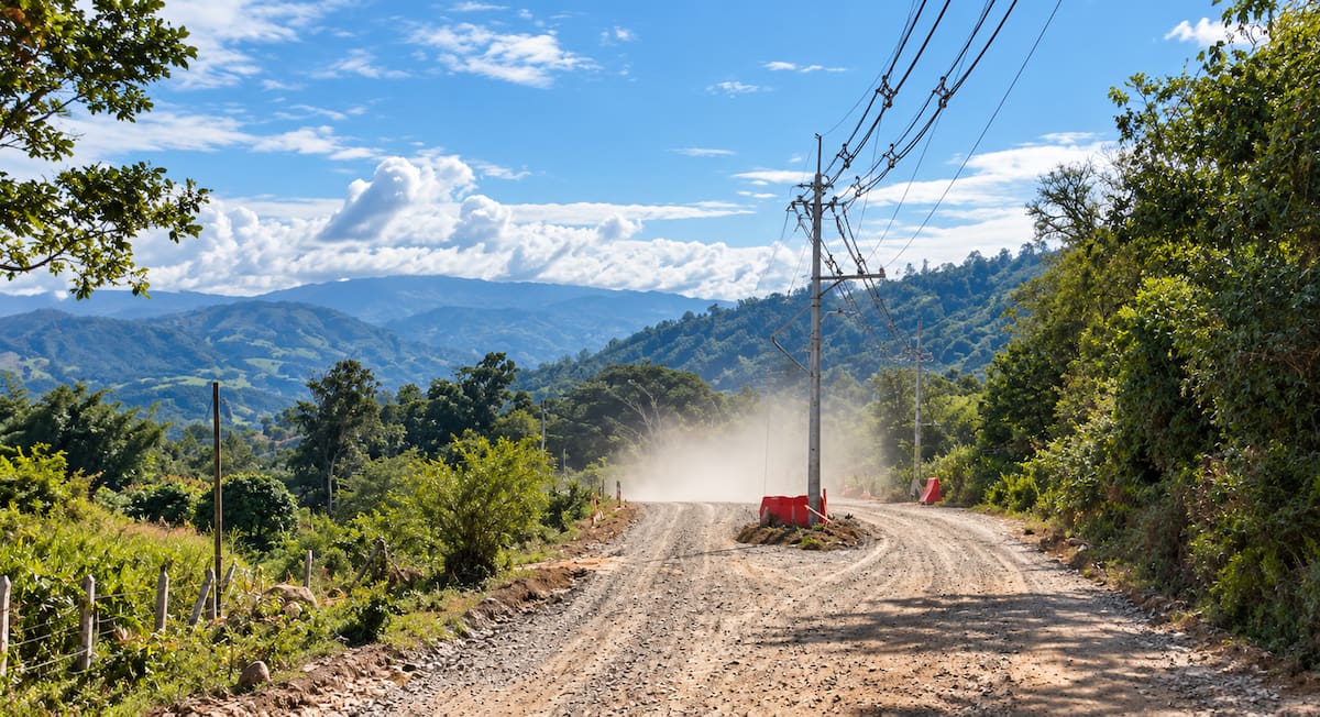 Girón es uno de los cuatro puntos de intersección del anillo vial externo, junto con el aeropuerto, Chocoíta y Guatiguará. La vía bordea el costado occidental del casco urbano para sacar el tráfico pesado que hoy lo atraviesa.