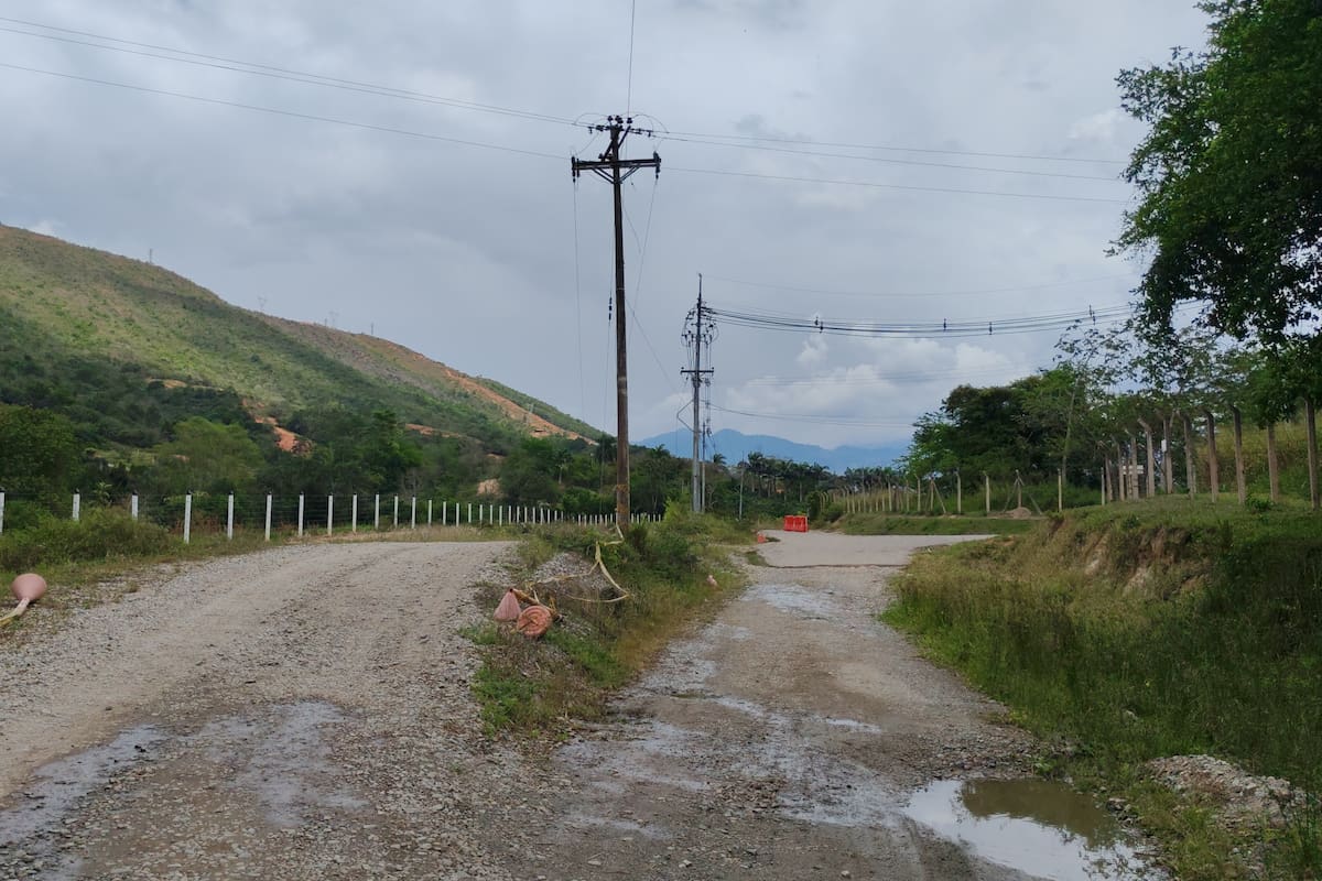 Así se ve en este momento la obra del Anillo Vial Externo Metropolitano. La ejecución está parada desde hace varios meses. (Foto de Marco Valencia / VANGUARDIA)