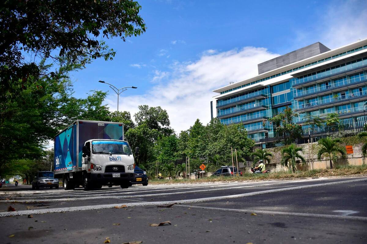 Invías revisó las tres alternativas respecto a aspectos técnicos y de seguridad vial y concluyó que la opción más favorable era la implementación de los reductores de velocidad, elementos que no serán retirados. Pese a ello, el paso de tráfico pesado por la zona hace que las señales se vayan desgastando. (Foto: Miguel Vergel / VANGUARDIA)