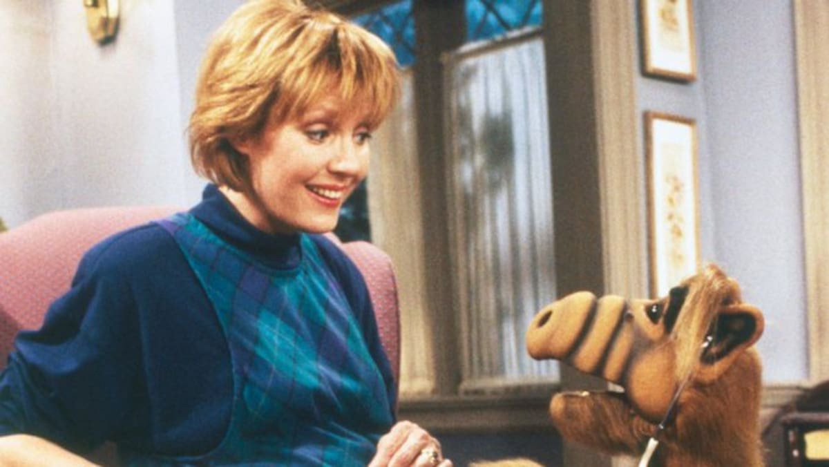 Muere a los 77 años Anne Schedeen, la inolvidable madre de la familia que adoptó al extraterrestre ‘Alf’ en la mítica comedia de los 80. Su familia la despide recordándola como “una fuerza de la naturaleza”.