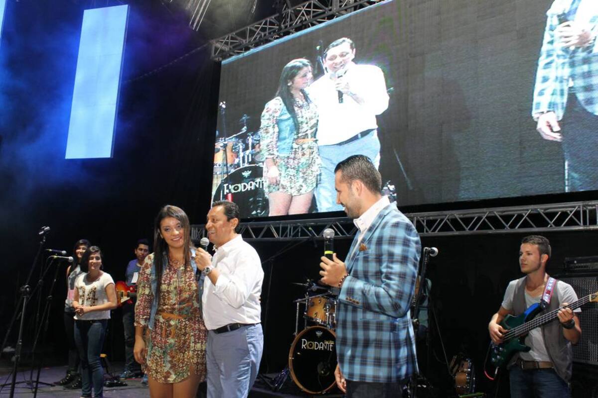 Luis Francisco Bohórquez Pedraza, alcalde de Bucaramanga, le dio anoche la apertura al Festival de la Familia en el estadio ‘Alfonso López’. Junto a él estuvieron su hija, Estéfanny Bohórquez, quien es cantante de música cristiana; y el corporado Jaime Andrés Beltrán, promotor de este concierto de fe.