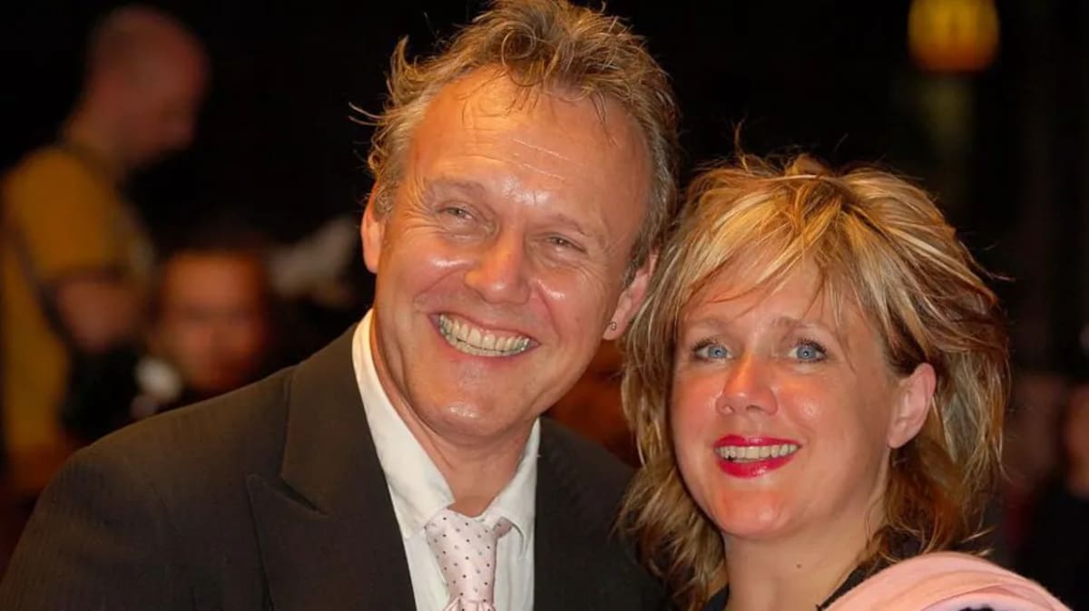 Anthony Head y su esposa Sarah Fisher.