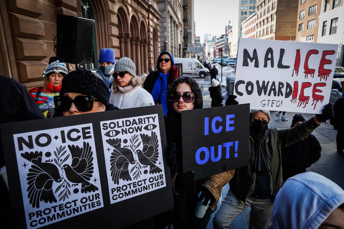 NEW YORK (United States), 31/01/2026.- People gather during the rally 'Protest for Humanity' outside the Public Theater in New York, New York, USA, 31 January 2026. The event comes after federal agents fatally shot US citizens Renee Nicole Good and Alex Pretti during ICE immigration enforcement operations in Minneapolis. (Protestas, Nueva York) EFE/EPA/KENA BETANCUR