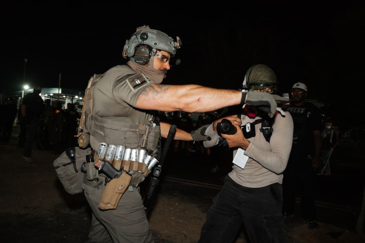 An Immigration and Customs Enforcement (ICE) officer grabs a photographer during a protest (Protestas) EFE/EPA/OLGA FEDOROVA