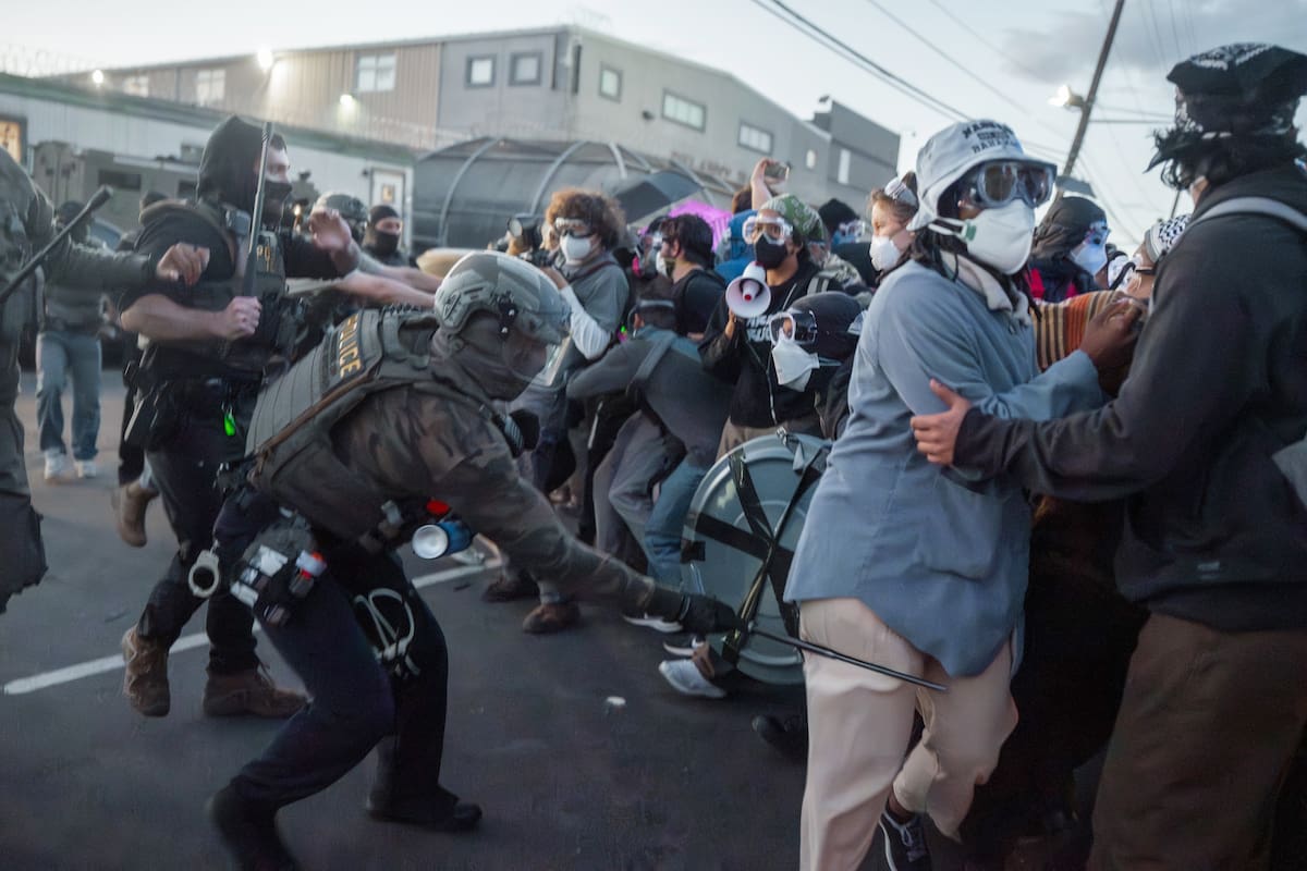 Newark (United States), 29/05/2026.- Immigration and Customs Enforcement (ICE) agent hits a protester with a baton during a protest against the treatment of detainees at the Delaney Hall Detention Facility in Newark, New Jersey, USA, 28 May 2026 (issued 29 May 2026). About 300 detainees at Delaney Hall immigration facility center signed a letter, beginning a hunger strike over detention conditions since 22 May 2026. (Protestas) EFE/EPA/OLGA FEDOROVA