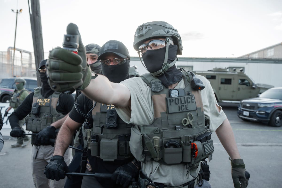 Newark (United States), 29/05/2026.- An Immigration and Customs Enforcement (ICE) agent threatens with pepper spray during a protest against the treatment of detainees at the Delaney Hall Detention Facility in Newark, New Jersey, USA, 28 May 2026 (issued 29 May 2026). About 300 detainees at Delaney Hall immigration facility center signed a letter, beginning a hunger strike over detention conditions since 22 May 2026. (Protestas) EFE/EPA/OLGA FEDOROVA