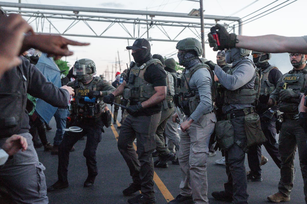 Newark (United States), 29/05/2026.- Immigration and Customs Enforcement (ICE) agents charge at the crowd of protesters during a protest against the treatment of detainees at the Delaney Hall Detention Facility in Newark, New Jersey, USA, 28 May 2026 (issued 29 May 2026). About 300 detainees at Delaney Hall immigration facility center signed a letter, beginning a hunger strike over detention conditions since 22 May 2026. (Protestas) EFE/EPA/OLGA FEDOROVA