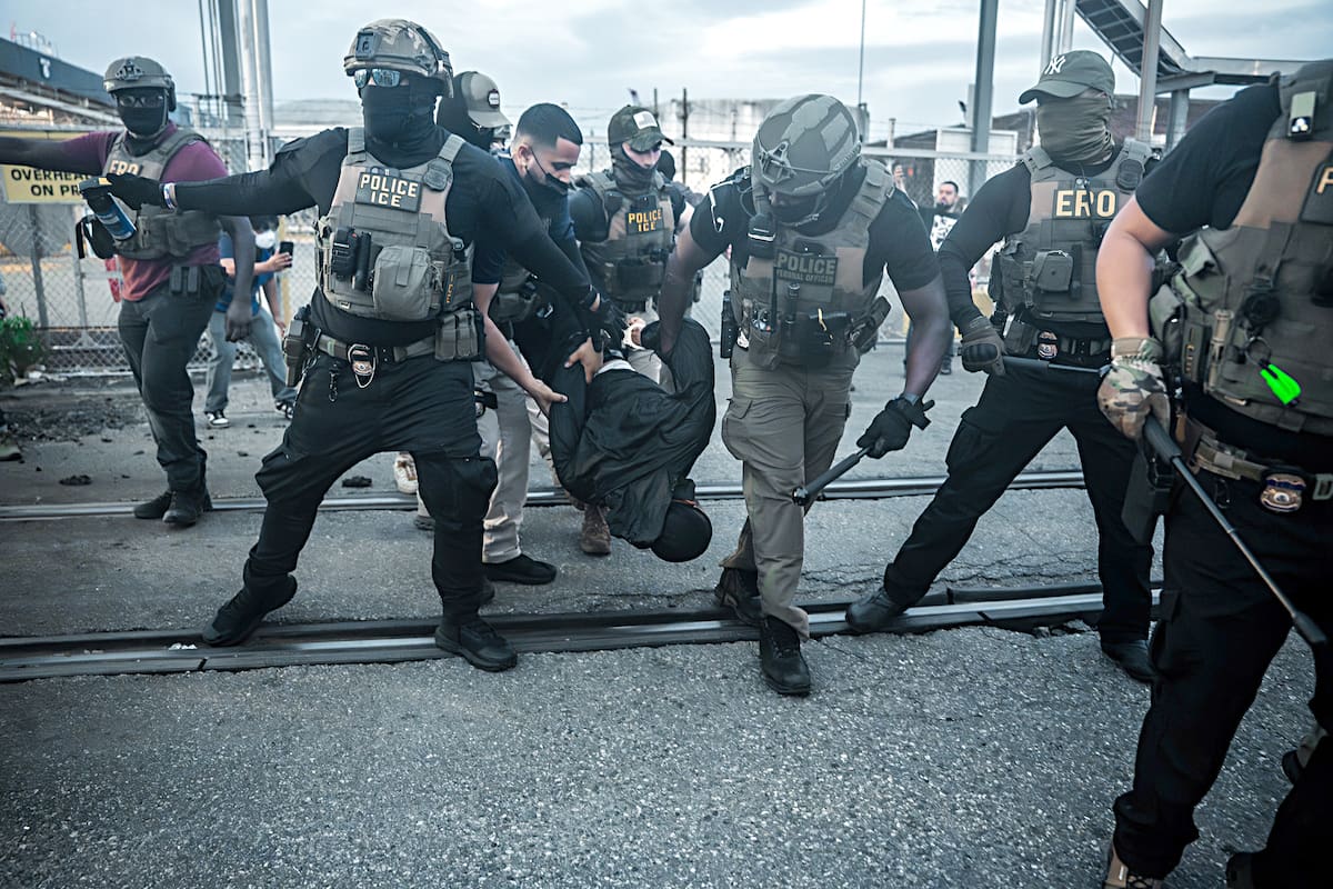Newark (United States), 27/05/2026.- Immigration and Customs Enforcement (ICE) agents carry a protester after shooting him with a taser during a protest against the treatment of detainees at the Delaney Hall Detention Facility in Newark, New Jersey, USA, 26 May 2026 (issued 27 May 2026). About 300 detainees at Delaney Hall immigration facility center signed a letter, beginning a hunger strike over detention conditions since 22 May. (Protestas) EFE/EPA/OLGA FEDOROVA