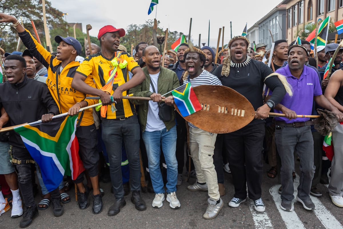 DURBAN (South Africa), 30/06/2026.- Members of the Zulu community take part in a rally against undocumented immigrants during a nationwide anti-immigrant movement shutdown in Durban, South Africa, 30 June 2026. Marches are planned across South Africa as a large number of organizations under the umbrella of the 'March and March movement' take to the streets of major cities to protest against the high number of legal and illegal immigrants living in the country. Although the protesters issued an ultimatum demanding that foreign nationals leave South Africa by 30 June, the South African government has explicitly rejected the shutdown and declared June 30 a normal working day. (Protestas, Sudáfrica) EFE/EPA/STRINGER