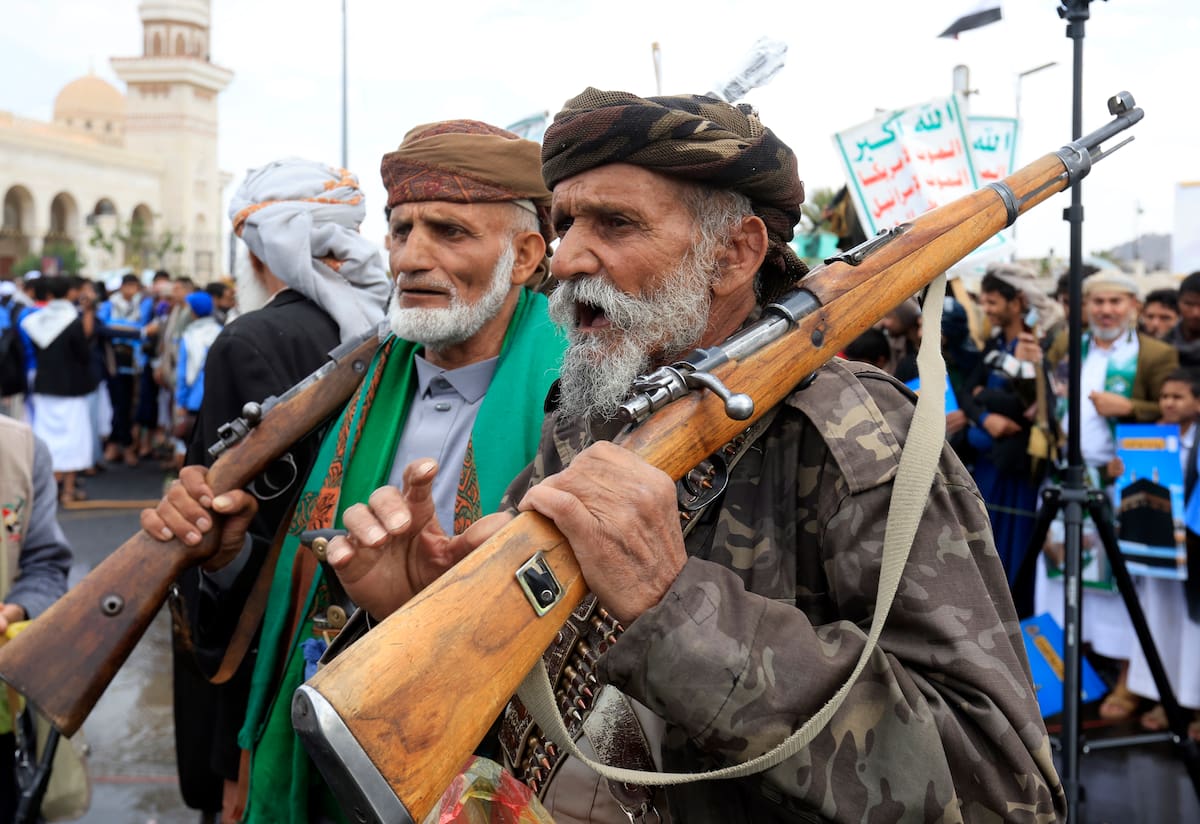 SANA'A (Yemen), 18/09/2026.- Houthi supporters carry weapons during a protest against Saudi Arabia, in Sana'a, Yemen, 18 September 2026. Thousands of Houthi supporters demonstrated in Sana'a to reject Saudi military intervention in Yemen amid escalating attacks. The protest comes as Houthi fighters and Saudi-backed Yemeni government forces have been fighting for more than two weeks over control of Yemen's Red Sea coastal areas near the Bab al-Mandab Strait. (Protestas, Arabia Saudita) EFE/EPA/YAHYA ARHAB