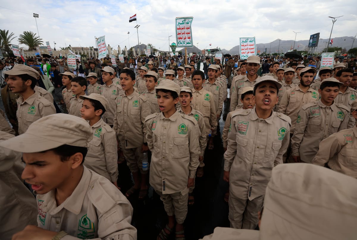 SANA'A (Yemen), 18/09/2026.- Houthi scout members participate in a protest against Saudi Arabia, in Sana'a, Yemen, 18 September 2026. Thousands of Houthi supporters demonstrated in Sana'a to reject Saudi military intervention in Yemen amid escalating attacks. The protest comes as Houthi fighters and Saudi-backed Yemeni government forces have been fighting for more than two weeks over control of Yemen's Red Sea coastal areas near the Bab al-Mandab Strait. (Protestas, Arabia Saudita) EFE/EPA/YAHYA ARHAB
