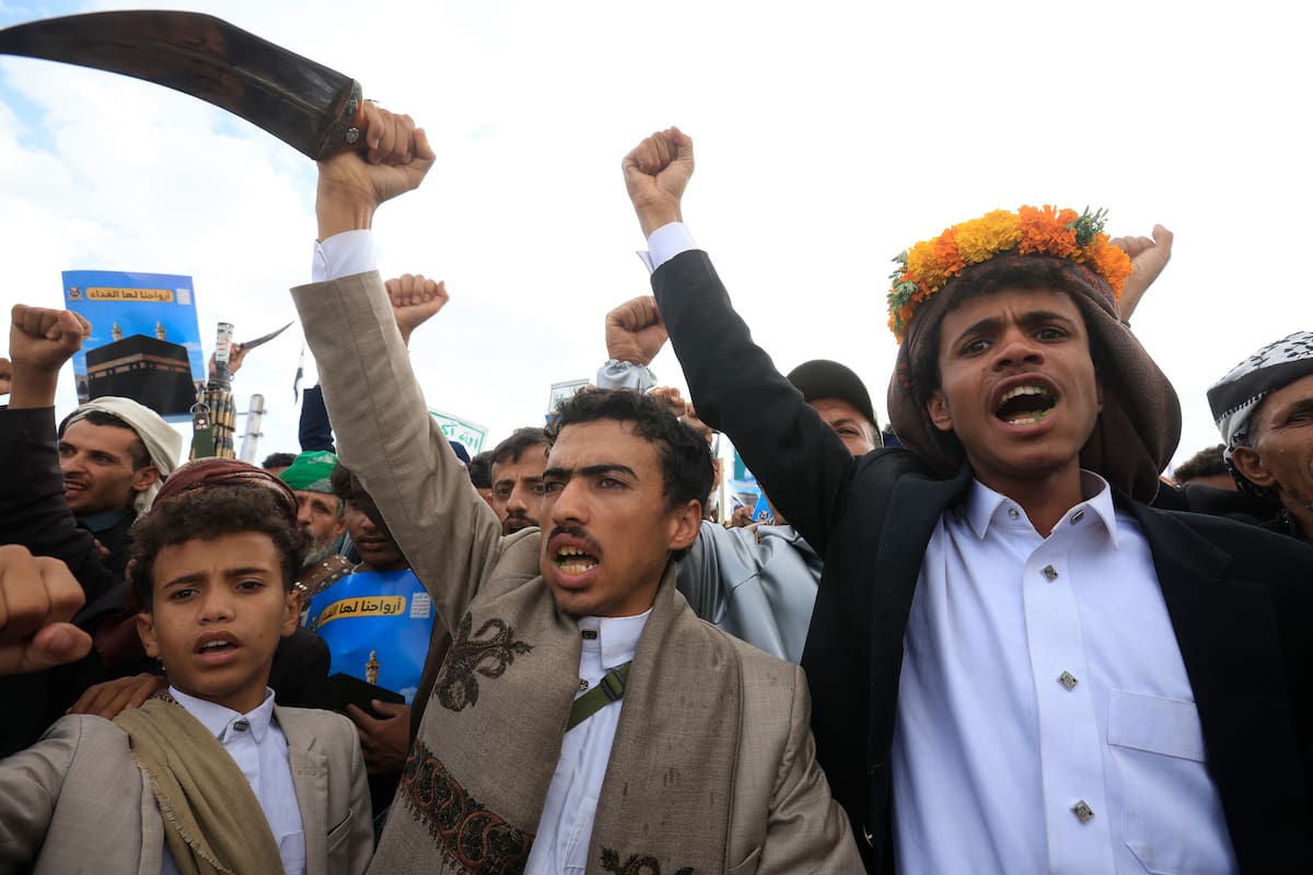 SANA'A (Yemen), 18/09/2026.- Houthi supporters shout slogans during a protest against Saudi Arabia, in Sana'a, Yemen, 18 September 2026. Thousands of Houthi supporters demonstrated in Sana'a to reject Saudi military intervention in Yemen amid escalating attacks. The protest comes as Houthi fighters and Saudi-backed Yemeni government forces have been fighting for more than two weeks over control of Yemen's Red Sea coastal areas near the Bab al-Mandab Strait. (Protestas, Arabia Saudita) EFE/EPA/YAHYA ARHAB