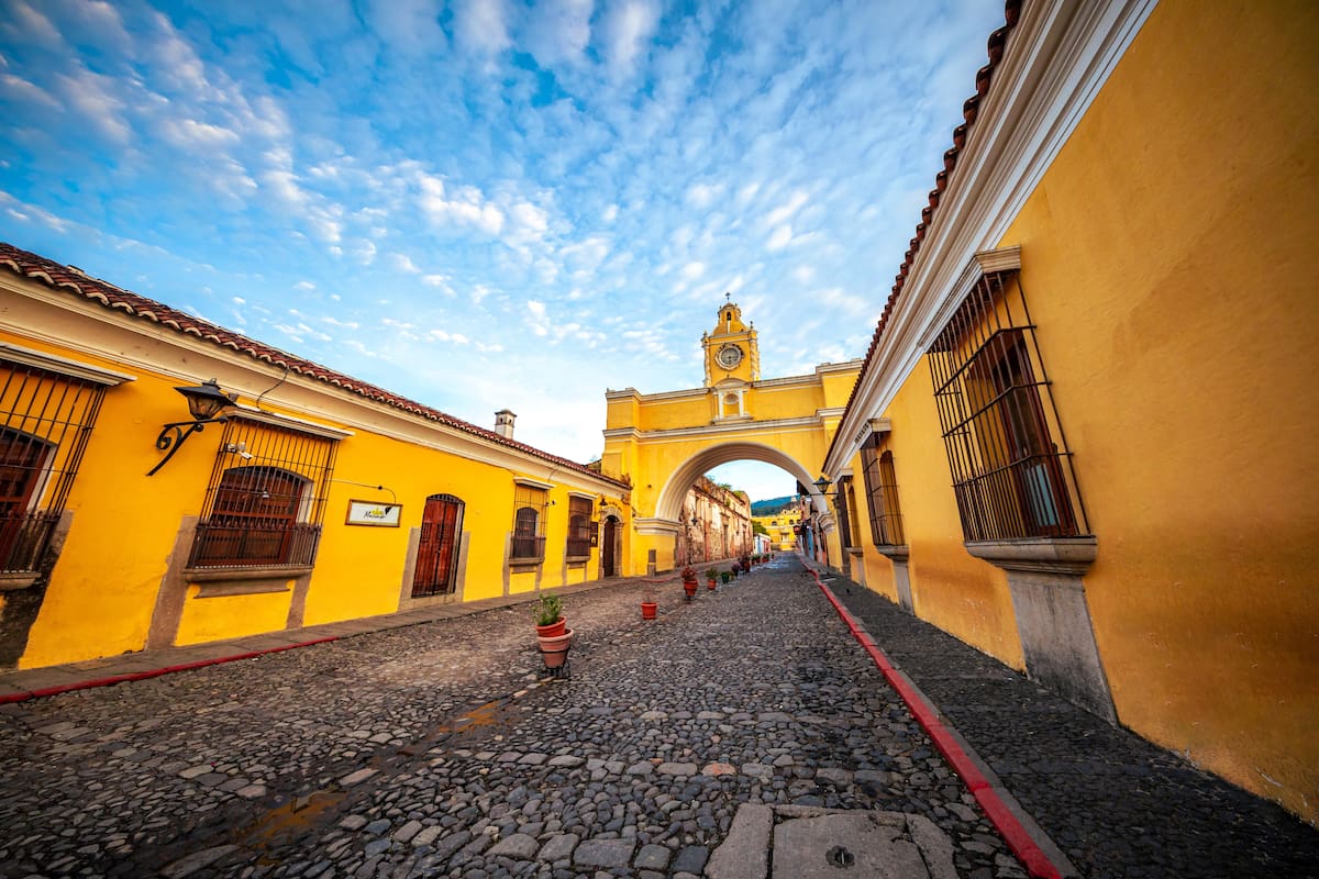 Antigua Guatemala (usualmente abreviada como Antigua o La Antigua) es una ciudad colonial en el antiplano central de Guatemala en las faldas del Volcán de Agua.
