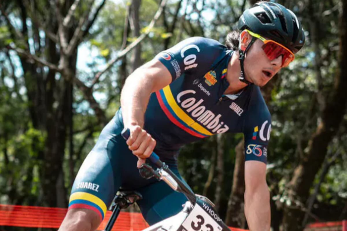 El santandereano Antonio Gómez Ortiz se consagró campeón del Short Track (XCC) Sub-23 masculino en el Campeonato Panamericano de MTB 2026, que se disputa en San Juan del Paraná, Paraguay, tras una vibrante competencia definida por photo finish. Foto: FCC.