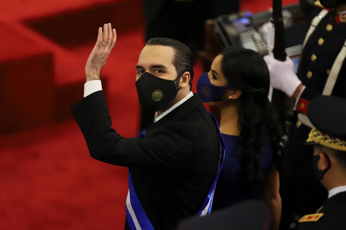 El 1 de junio de 2021, el presidente de El Salvador, Nayib Bukele, saluda durante su discurso anual a la nación ante el Congreso, en San Salvador. AP / VANGUARDIA