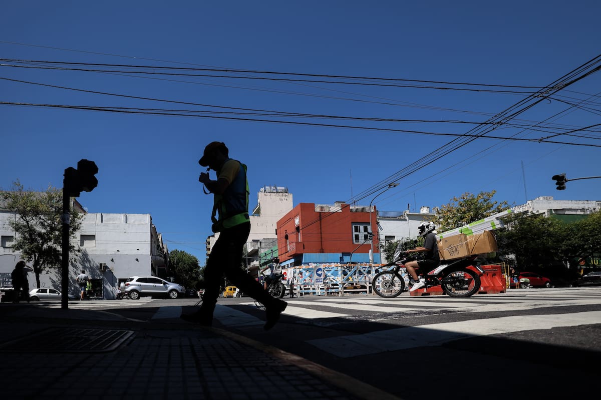Buenos Aires, que está sin fluido eléctrico, padece una sensación térmica de 44 grados y rige una alerta amarilla por temperaturas extremas.