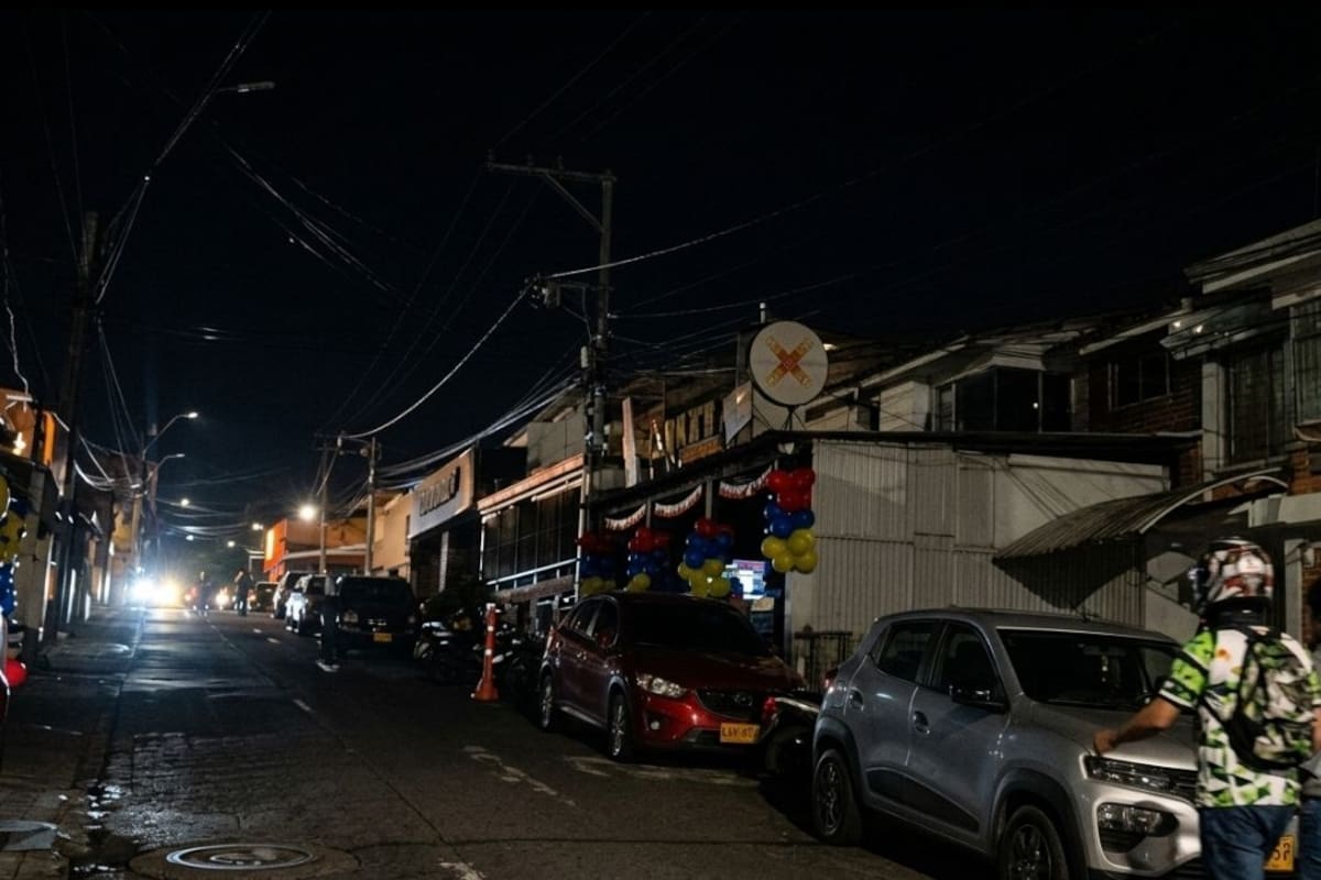 Apagón en Floridablanca deja pérdidas a los negocios durante el partido de Colombia. | Foto: Tomada de Video.