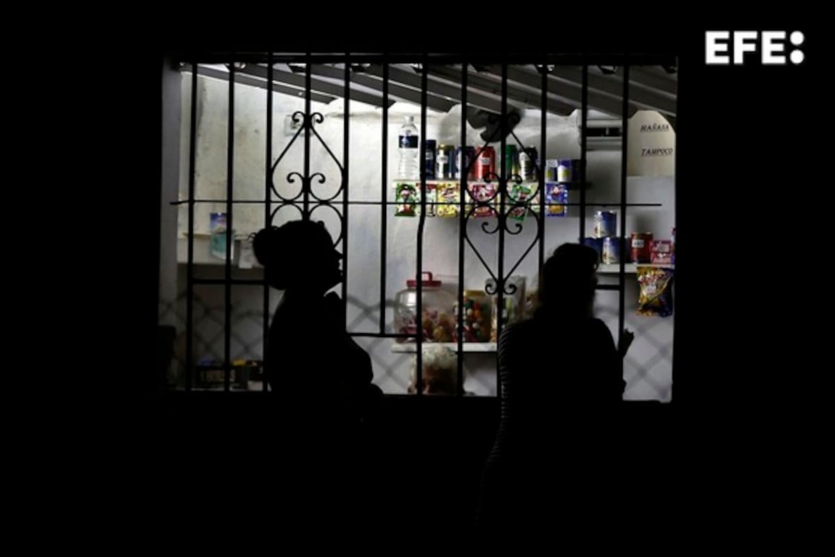 Fotografía de archivoque muestra a personas comprando productos en una tienda durante un corte eléctrico en La Habana (Cuba). EFE/ Ernesto Mastrascusa