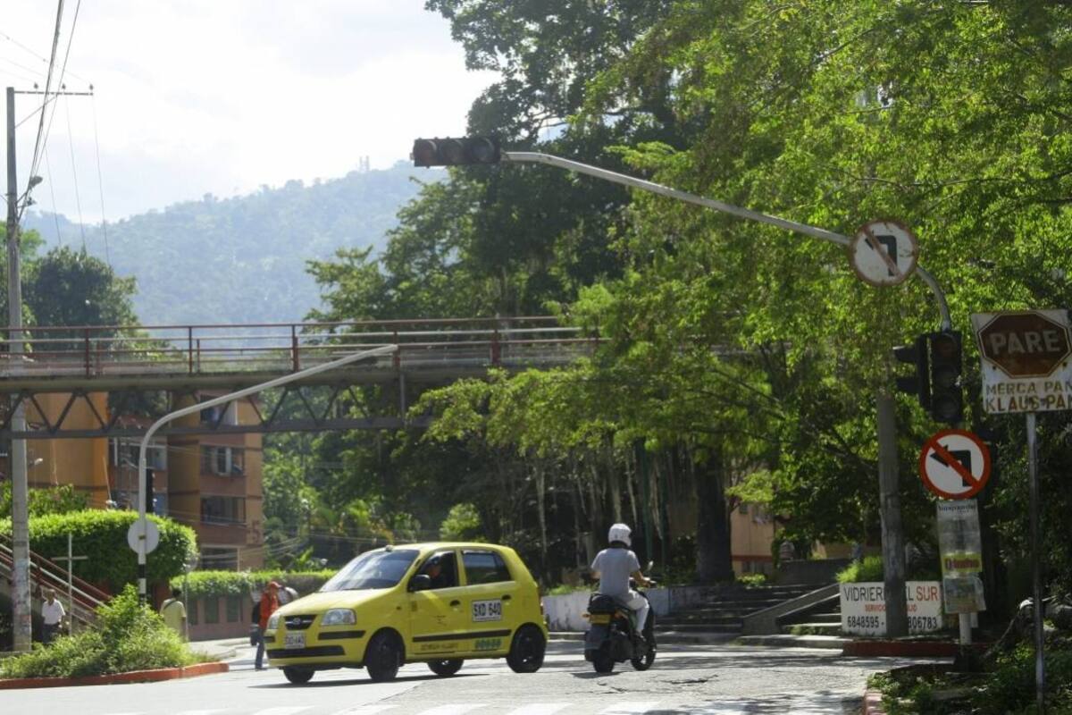 Conductores y peatones definen como crítica la movilidad en el cruce entre Lagos II y Bucarica, debido a que hay personas incultas que no respetan la vida de los demás actores viales. (Foto: César Flórez / VANGUARDIA LIBERAL)