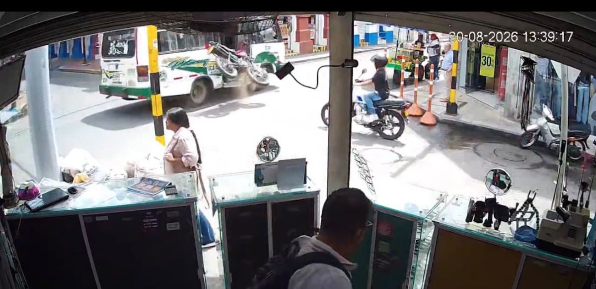 El conductor de la motocicleta logró salir del vehículo por sus propios medios tras el choque.