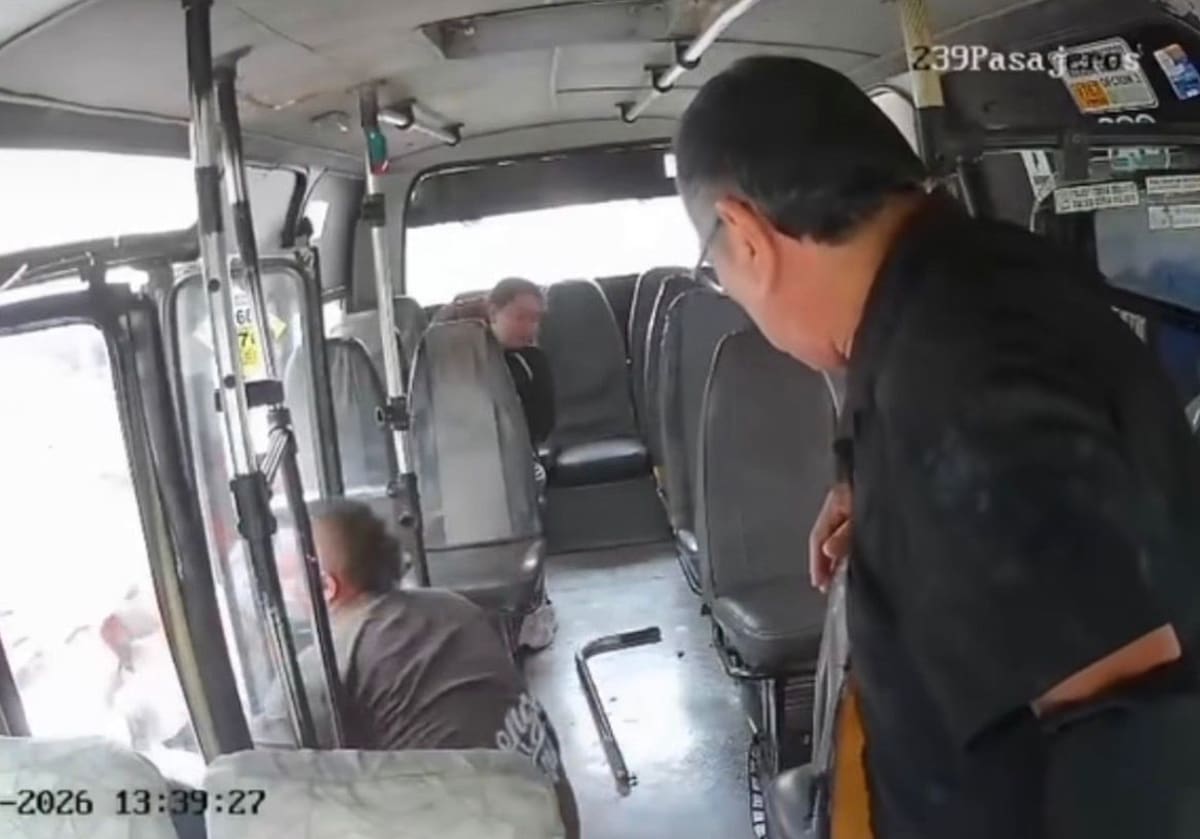 Un motociclista terminó dentro del bus tras salir despedido por la puerta durante el fuerte impacto.