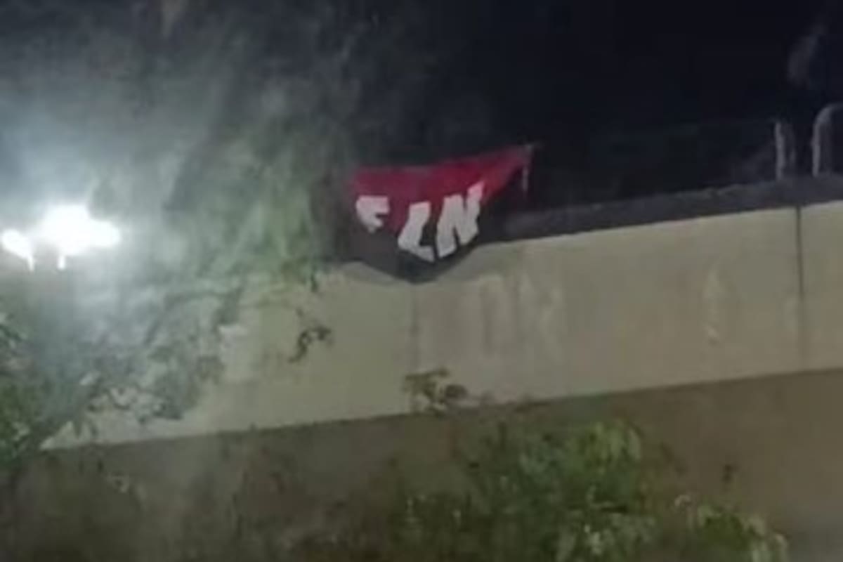 Aparece bandera del Eln en puente de Murillo y activan operativo policial en Barranquilla. | Foto: Tomada de Redes.