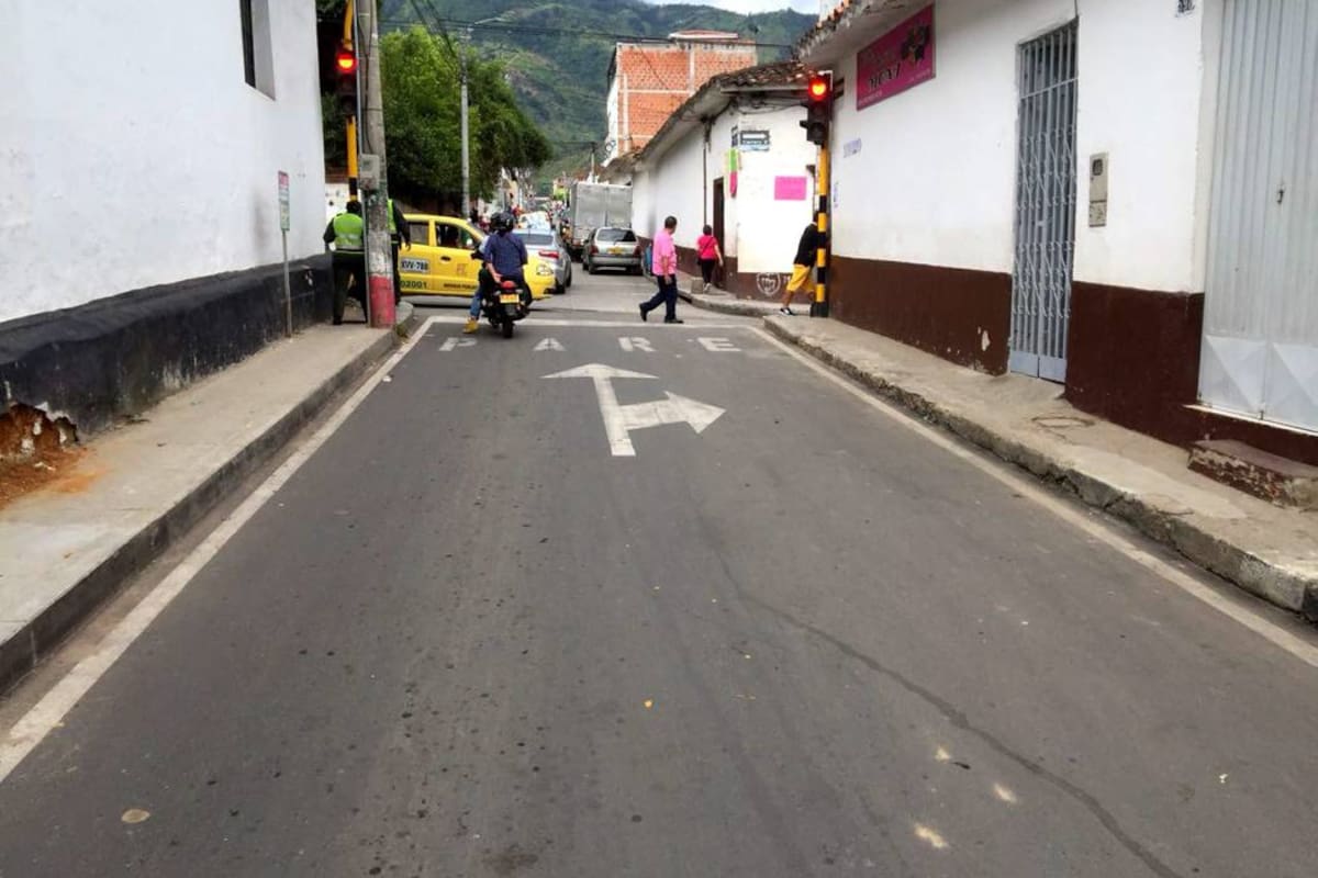 La pavimentación de la calle 7 entre carreras 5 y 6 fue una de las obras más aplaudidas por la comunidad, ya que el sendero parecía un paso de herradura y los residentes estaban cansados con la mala percepción que generaba el deplorable estado de la calzada. (Foto: Juan Manuel Morales / VANGUARDIA LIBERAL)