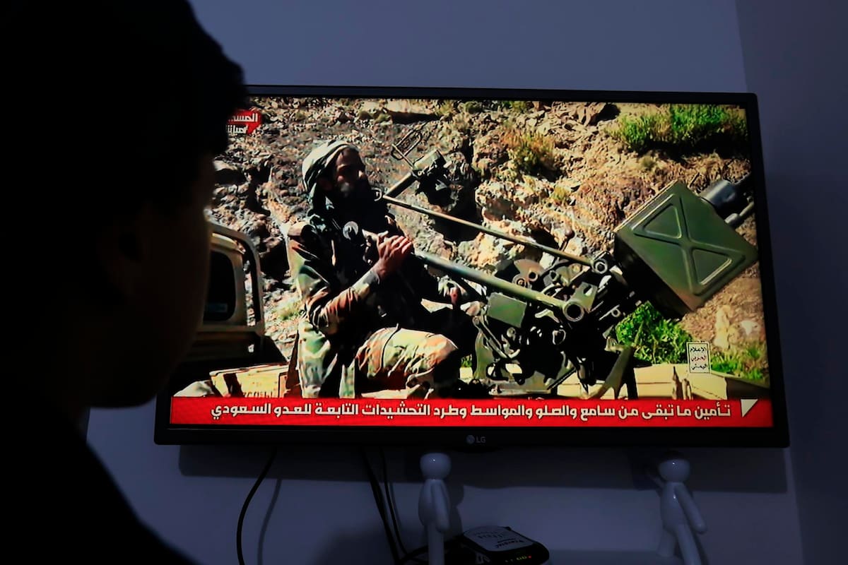 Una persona mira una transmisión de televisión que muestra a las tropas yemeníes respaldadas por Arabia Saudita en Saná, Yemen, el 10 de octubre de 2026. La coalición liderada por Arabia Saudita, que apoya al gobierno yemení, anunció el lanzamiento de una operación militar a gran escala orientada a debilitar la capacidad de los hutíes para efectuar ataques aéreos contra territorio saudí y resistir las ofensivas terrestres de las fuerzas gubernamentales yemeníes que buscan recuperar las zonas bajo control hutí. (Arabia Saudita) EFE/EPA/YAHYA ARHAB