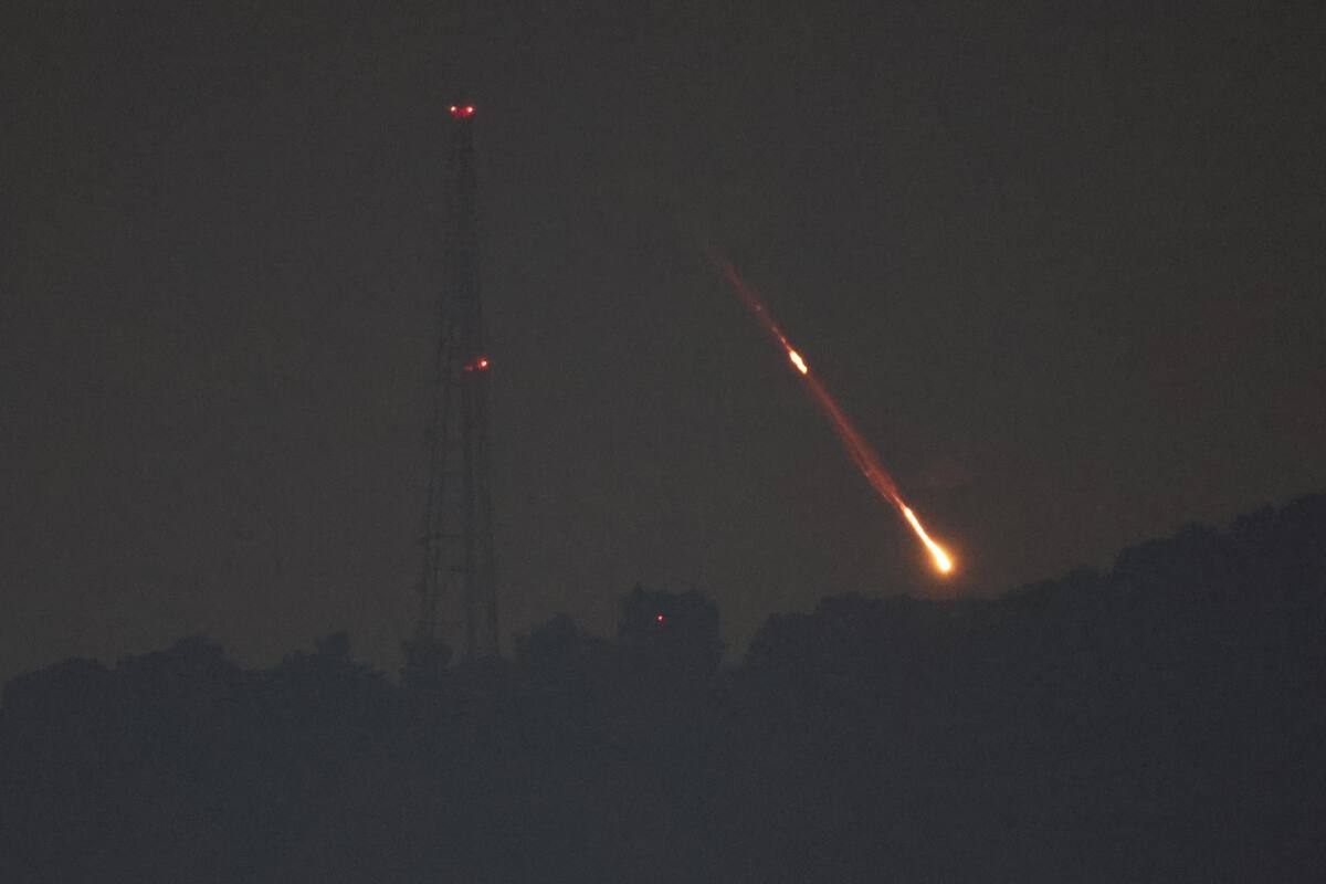 Una foto muestra drones o misiles compitiendo por objetivos en lugares no revelados en el norte de Israel, este 14 de abril de 2024. EFE/EPA/Atef Safadi
