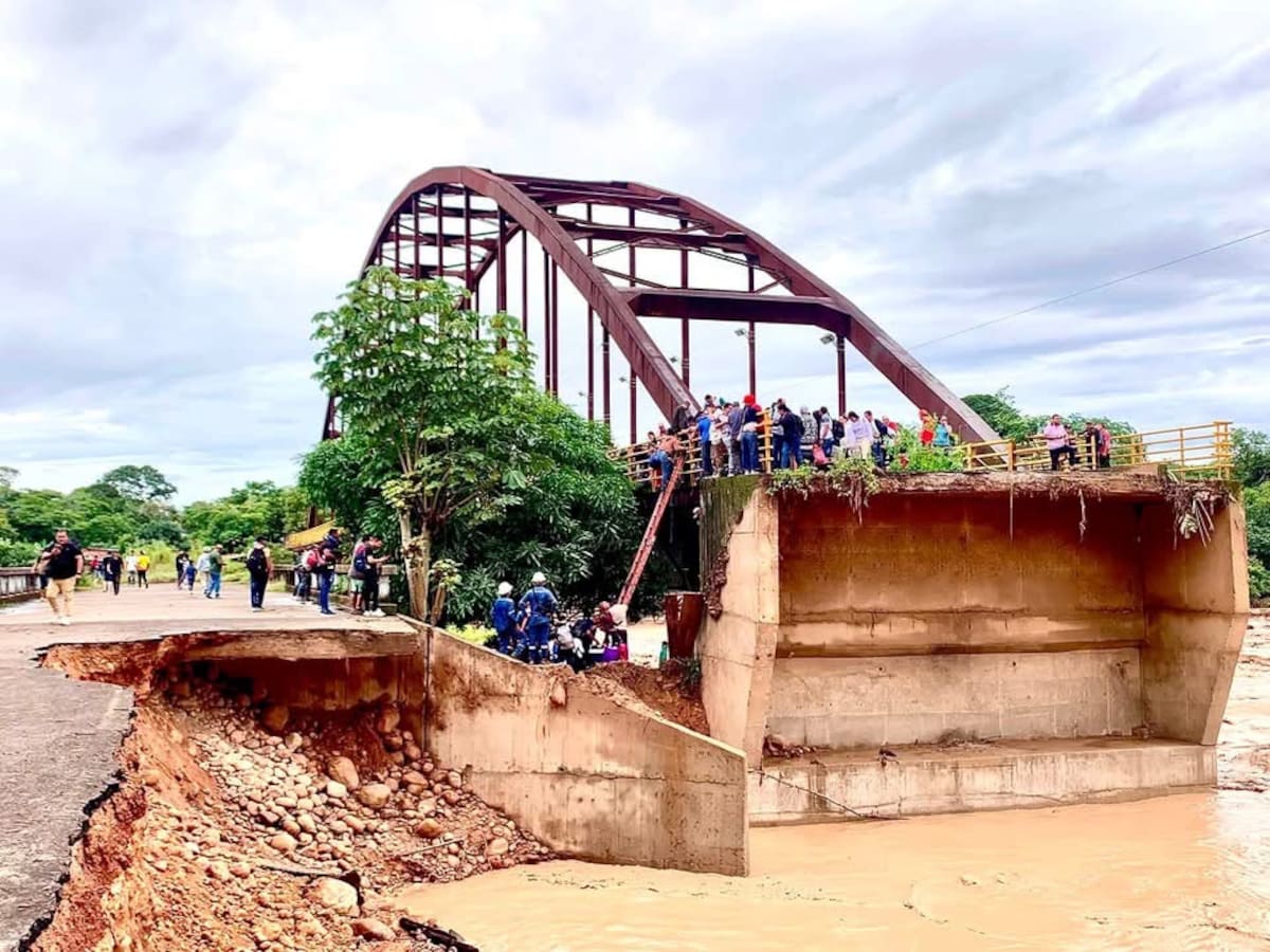 Colapsa el puente sobre el río Tame y queda cerrada la vía que comunica a Casanare y Arauca. Puente de río Tame -Vía Salvador. Foto de: Jose Romano.