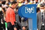 Esto gana un árbitro central, el VAR y los asistentes en el fútbol colombiano