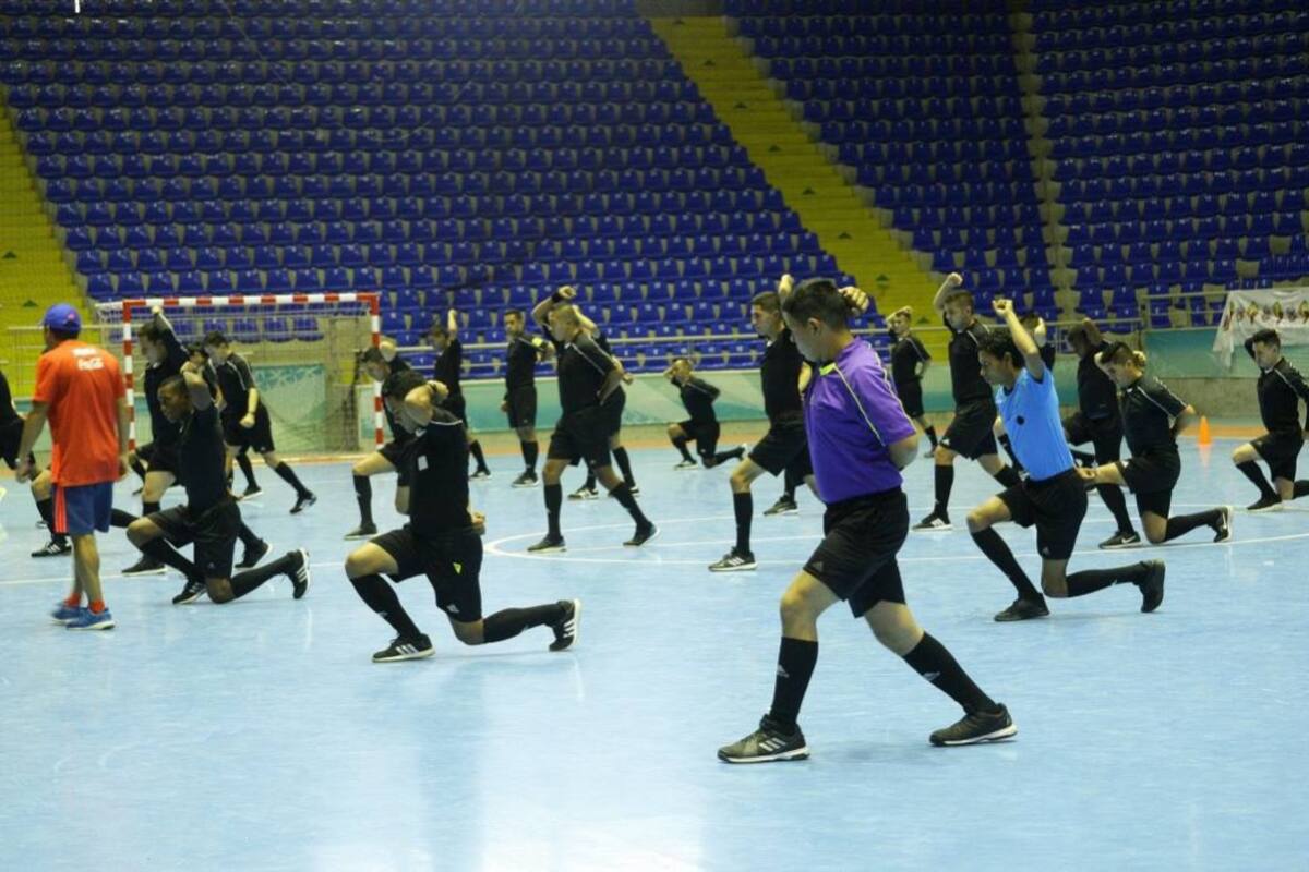Los árbitros de fútbol sala realizaron en la tarde de ayer pruebas físicas en el coliseo Bicentenario ‘Alejandro Galvis’ (Foto: César Flórez / VANGUARDIA LIBERAL)