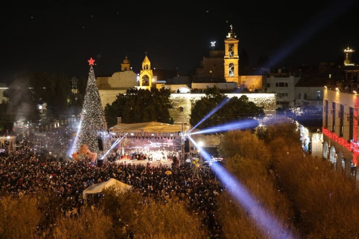 El árbol de Navidad se ilumina en Belén, Cisjordania por primera vez desde el comienzo de la guerra de Gaza.