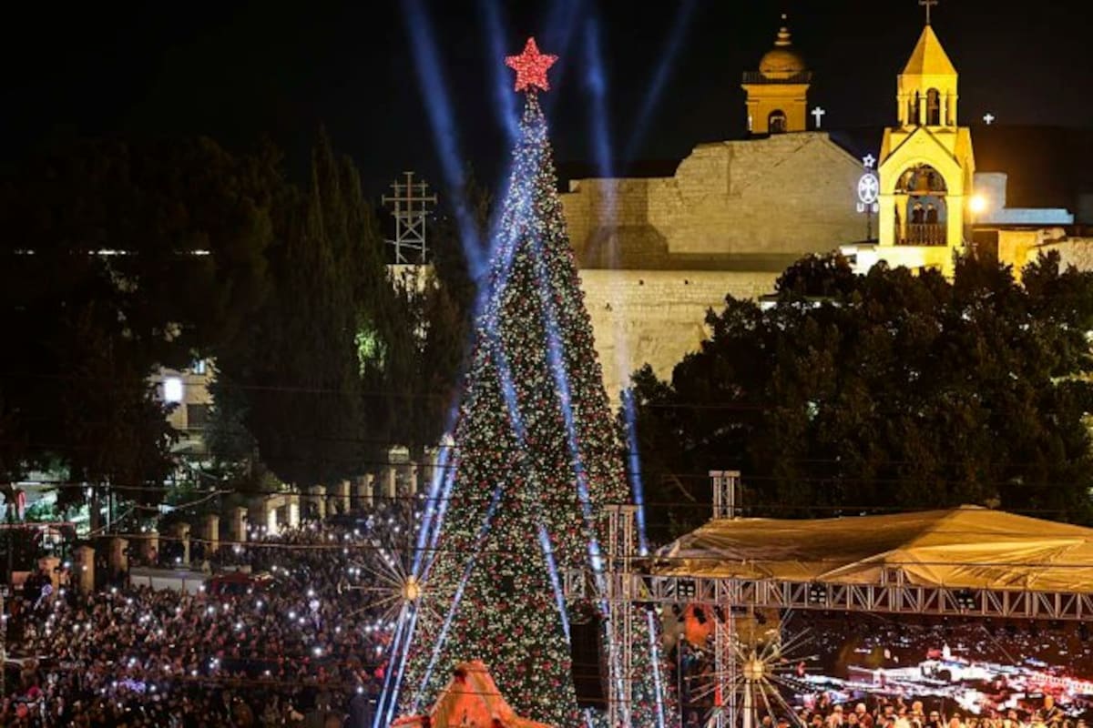 Miles de cristianos y musulmanes palestinos acudieron hoy a la celebración del encendido del árbol de Navidad en Belén, Palestina.