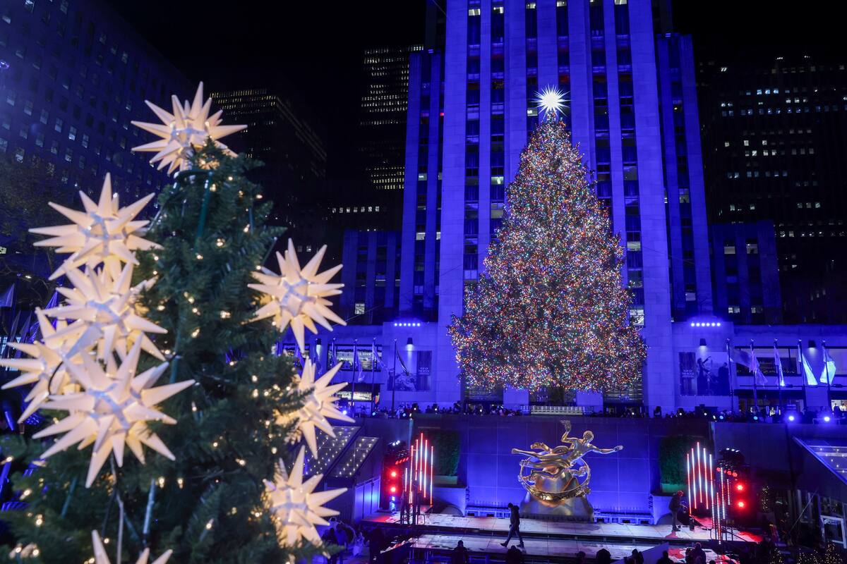 La noche de este 3 de diciembre se encendió oficialmente el tradicional árbol navideño del Rockefeller Center, en Manhattan.