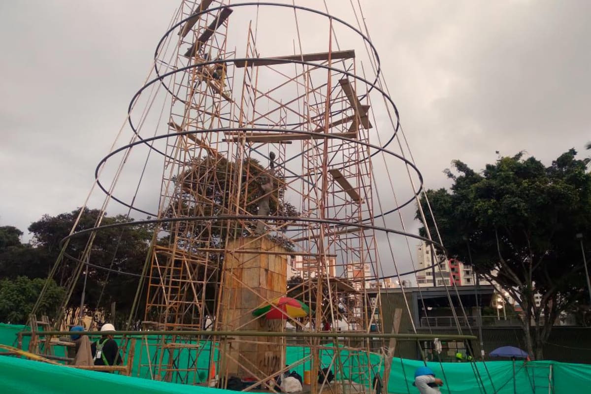 Como un “adefesio” fue calificado este ‘arreglo navideño’ que se construye sobre la estatua de ‘Galán Comunero’. Tras las críticas, el Municipio suspendió la ejecución. (Foto suministrada / VANGUARDIA)