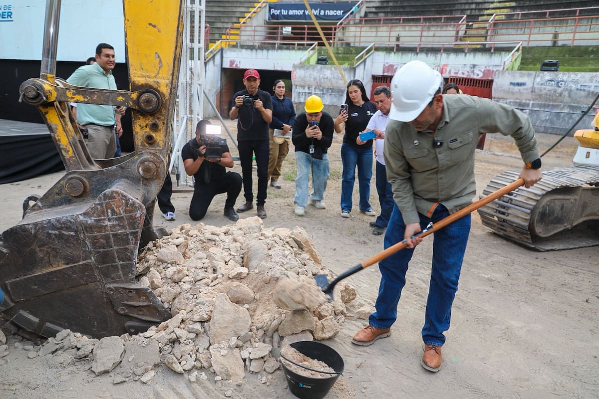 El gobernador de Santander, Juvenal Díaz Mateus, realizó el acto simbólico de la 'primera palada de arena', dando inicio oficial a las obras del Centro de Espectáculos del Oriente Colombiano Arena Bonita.
