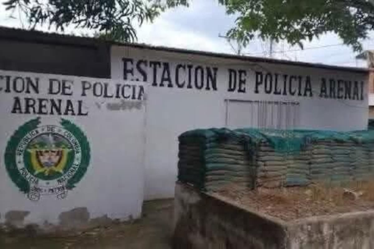 El ataque, dirigido a la estación de policía del municipio de Arenal, dejó dos personas lesionadas y daños en viviendas cercanas.
Suministrada/Vanguardia