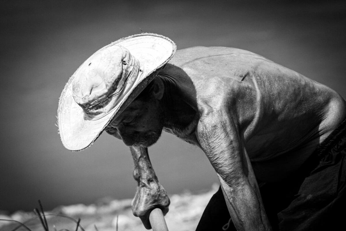 Domingo es uno de los areneros que sigue trabajando en el río de Oro (Fotos de Franz Rey / VANGUARDIA)