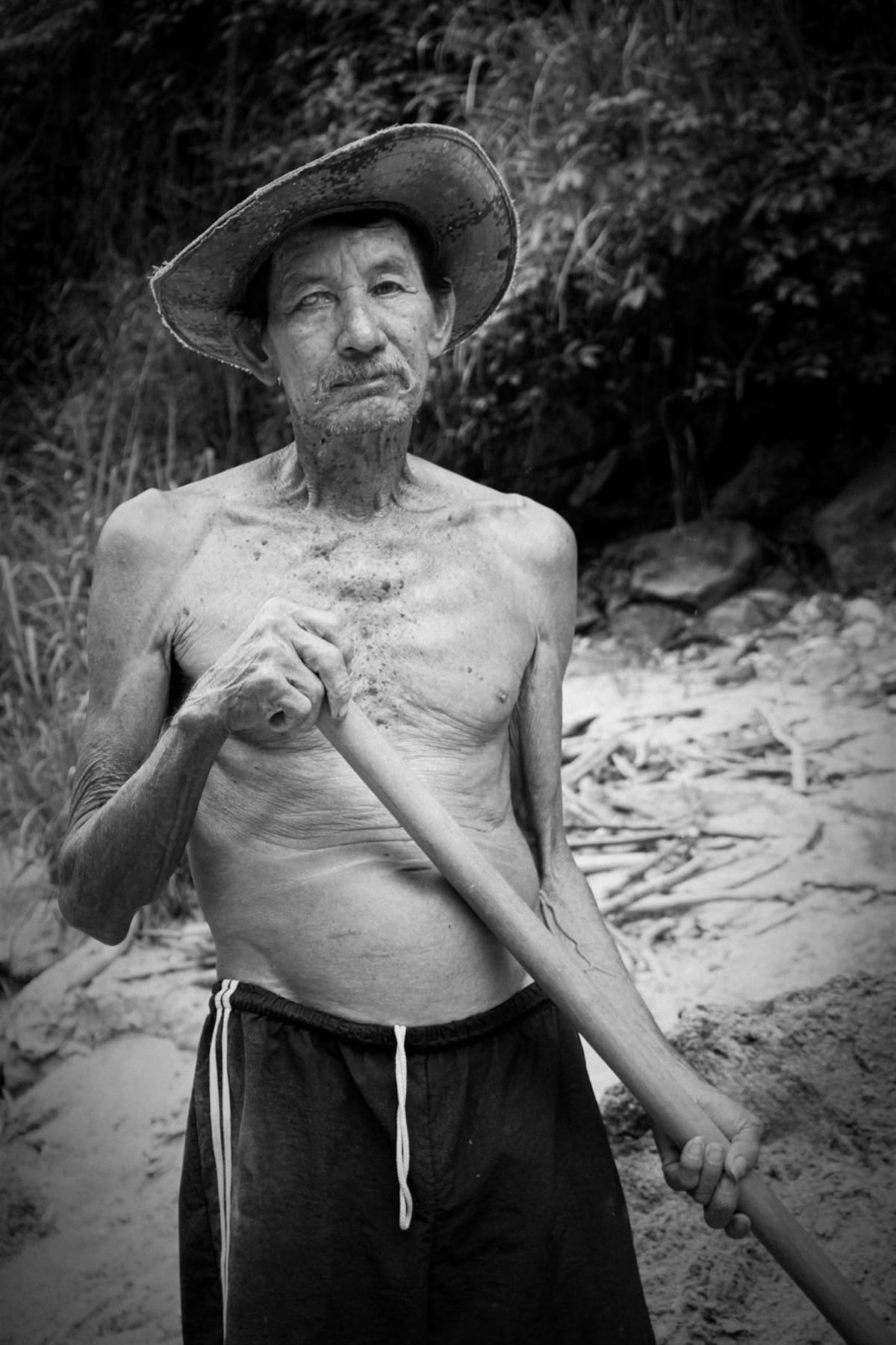 Domingo es uno de los areneros que sigue trabajando en el río de Oro (Fotos de Franz Rey / VANGUARDIA)