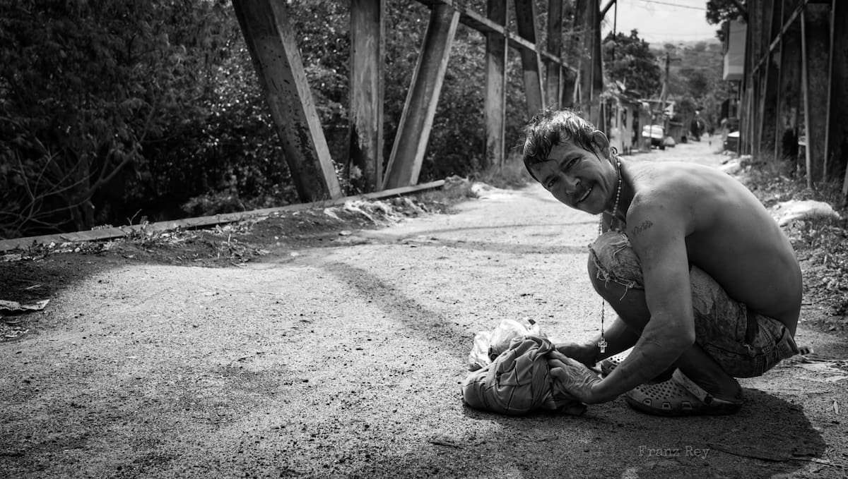 Domingo es uno de los areneros que sigue trabajando en el río de Oro (Fotos de Franz Rey / VANGUARDIA)