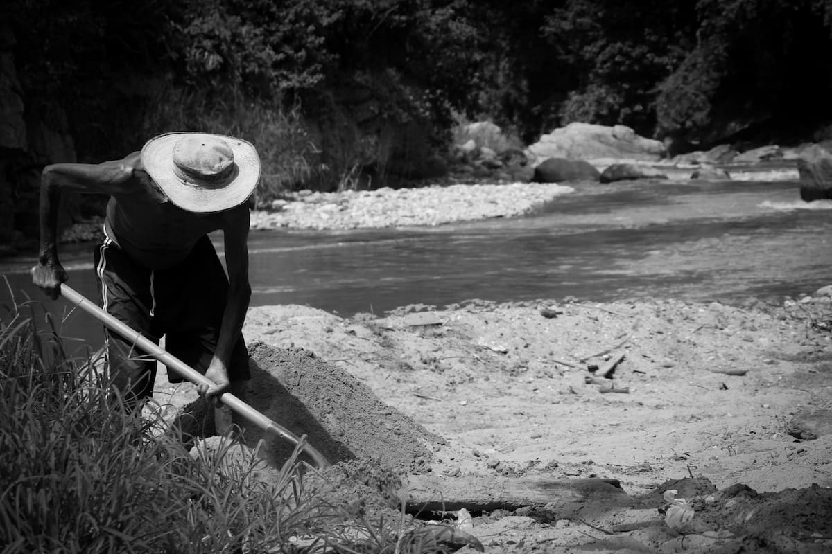 Domingo es uno de los areneros que sigue trabajando en el río de Oro (Fotos de Franz Rey / VANGUARDIA)