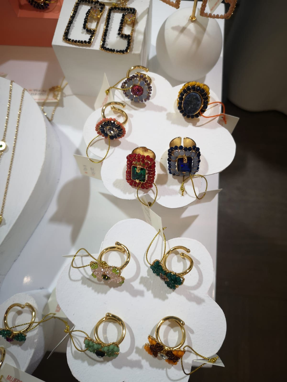 Aretes y anillos elaborados a mano.