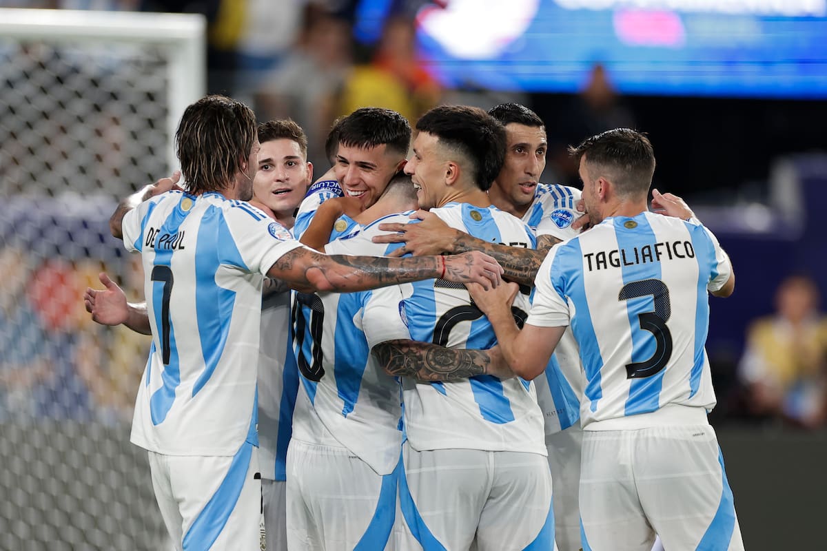 Lionel Messi de Argentina es felicitado después de anotar el segundo gol de su equipo contra Canadá durante un partido de fútbol semifinal de la Copa América en East Rutherford, Nueva Jersey, el martes 9 de julio de 2024. //AP