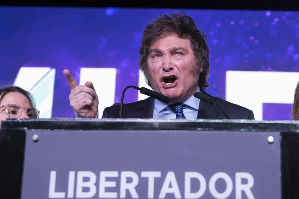 El economista ultraliberal Javier Milei habla durante un mitin tras conocer los resultados de las primarias, en Buenos Aires (Argentina). EFE