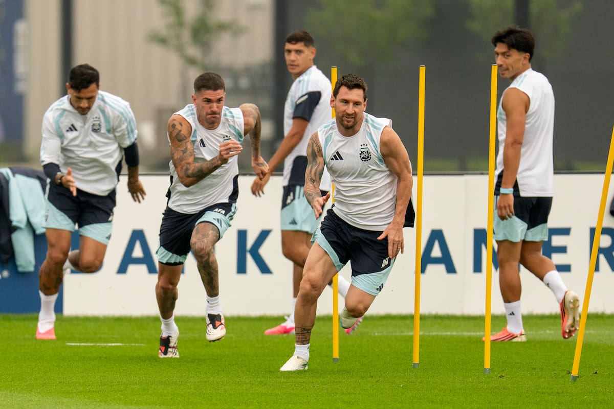Lionel Messi y el resto de jugadores de la selección Argentina durante su entrenamiento en el Columbia Park Training Facility para preparar la final del Mundial que disputarán frente a España este domingo en el estadio Metlife de East Rutherford. EFE/Ángel Colmenares