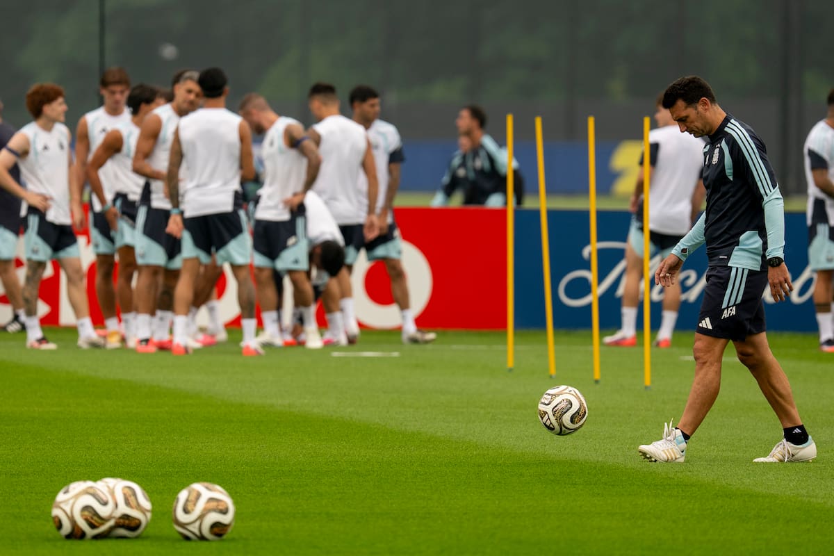 Morristown (Nueva Jersey), 18/07/2026.- El técnico de la selección Argentina, Lionel Scaloni, durante su entrenamiento en el Columbia Park Training Facility para preparar la final del Mundial que disputarán frente a España este domingo en el estadio Metlife de East Rutherford. EFE/Ángel Colmenares