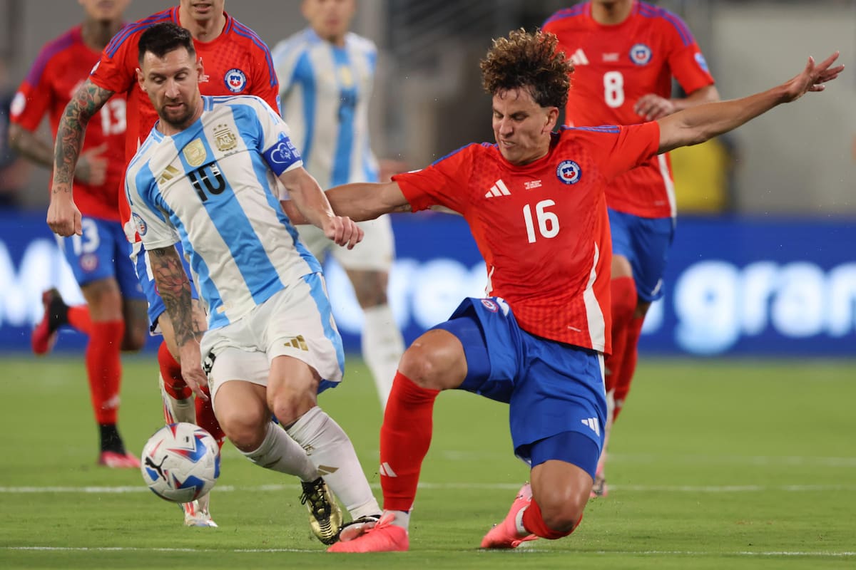 El defensor chileno Igor Lichnovsky (d) y el delantero argentino Lionel Messi (i) luchan por el balón durante la primera mitad del grupo CONMEBOL Copa América 2024, un partido de fútbol entre Argentina y Chile, en el estadio MetLife en East Rutherford, Nueva Jersey, EE.UU. 25 de junio de 2024. EFE/EPA/JUSTIN LANE
