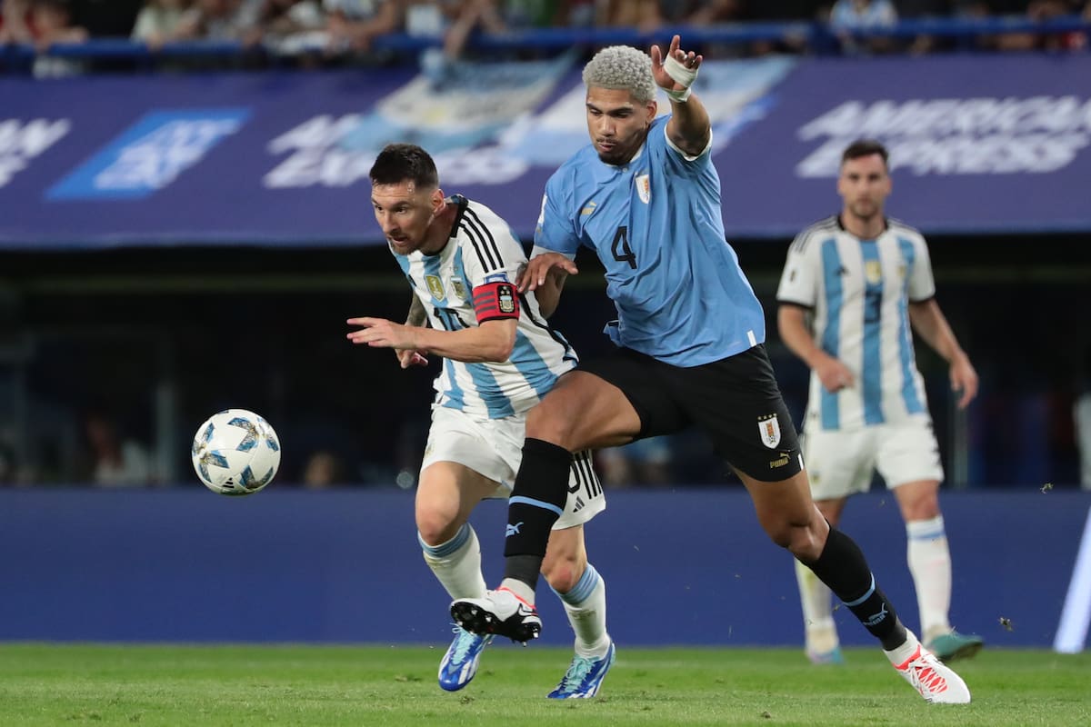 AMDEP3286. BUENOS AIRES (ARGENTINA), 16/11/2023.- Lionel Messi (i) de Argentina disputa el balón con Ronald Araújo de Uruguay hoy, en un partido de las Eliminatorias Sudamericanas para la Copa Mundial de Fútbol 2026 entre Argentina y Uruguay en el estadio La Bombonera en Buenos Aires (Argentina). EFE/ Luciano González