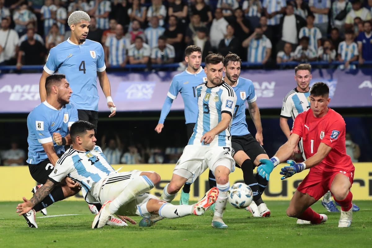 AMDEP3202. BUENOS AIRES (ARGENTINA), 16/11/2023.- Cristian Gabriel Romero (i) de Argentina enfrenta a Sergio Rochet portero de Uruguay, el 16 de noviembre de 2023, en un partido de las Eliminatorias Sudamericanas para la Copa Mundial de Fútbol 2026 entre Argentina y Uruguay en el estadio La Bombonera en Buenos Aires (Argentina). EFE/ Luciano González